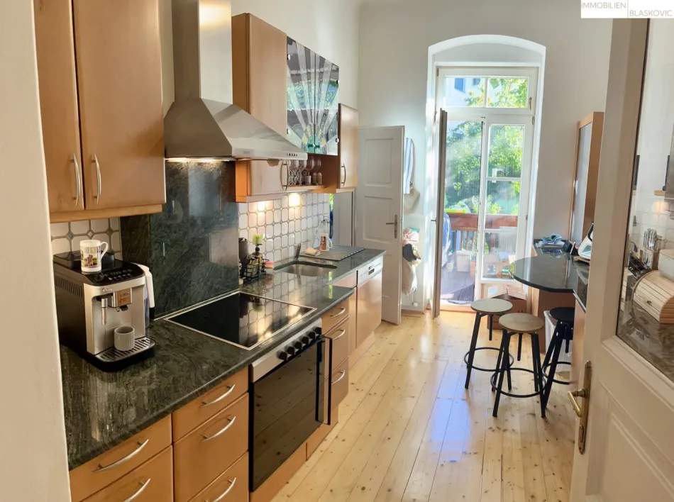 Sehr schöne und seltene Altbauwohnung in Zentrumsnähe mit Südbalkon - Bild