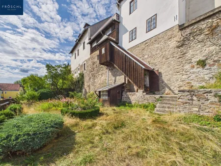 Blick auf die denkmalgeschützte Stadtmauer