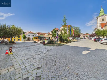 Blick vom Eingang über den Hauptplatz und Hundertwasserbrunnen