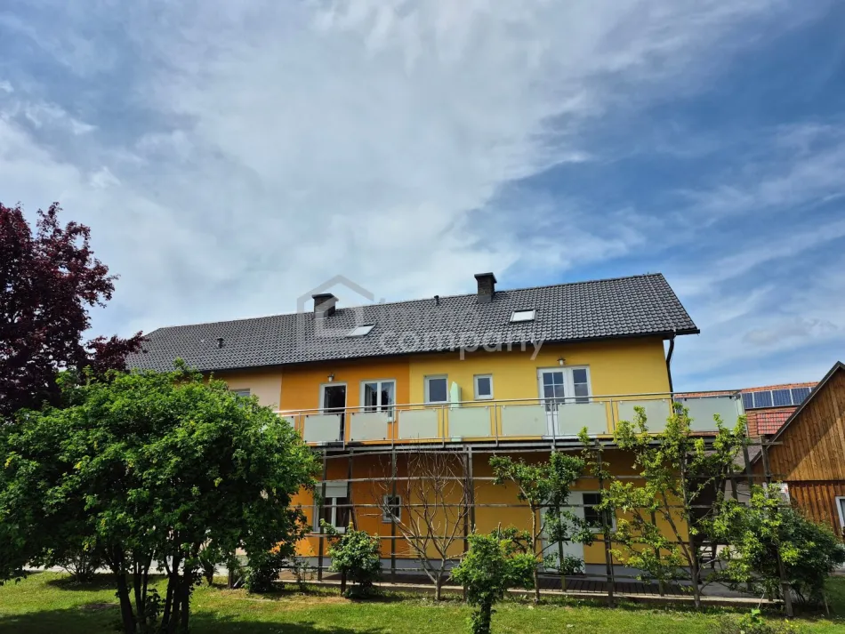 Wohnhaus mit 4 Wohneinheiten + 440 m² Nebengebäude + 1,92 ha Grund – außergewöhnliches Anwesen mit vielen Möglichkeiten! - Titelbild