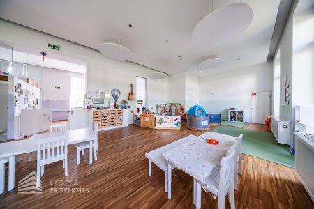 Großzügiger Kindergarten mit Gartenbereich