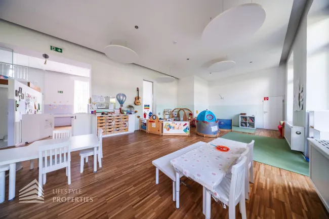 Großzügiger Kindergarten mit Gartenbereich - Bild