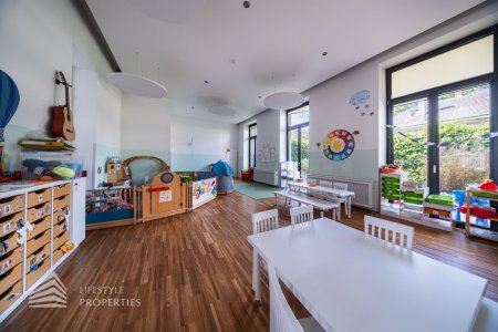 Großzügiger Kindergarten mit Gartenbereich