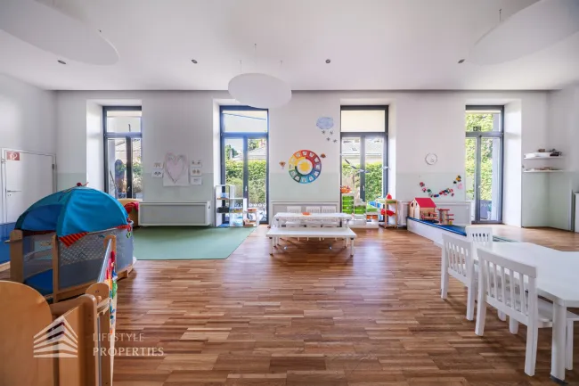 Großzügiger Kindergarten mit Gartenbereich - Bild