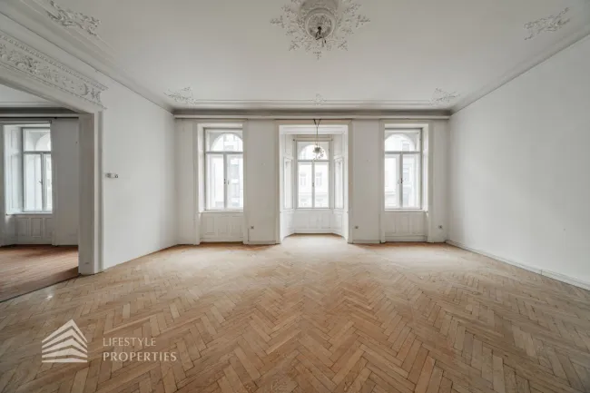 Renovierungsbedürftige 4,5-Zimmer Wohnung in zentraler Lage - Bild