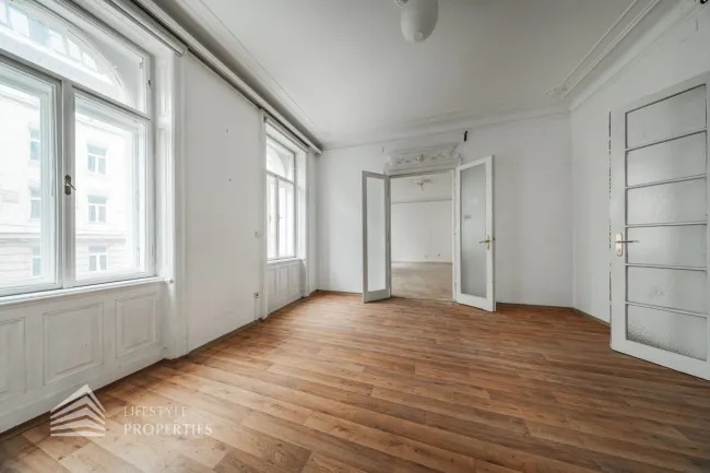 Renovierungsbedürftige 4,5-Zimmer Wohnung in zentraler Lage - Bild