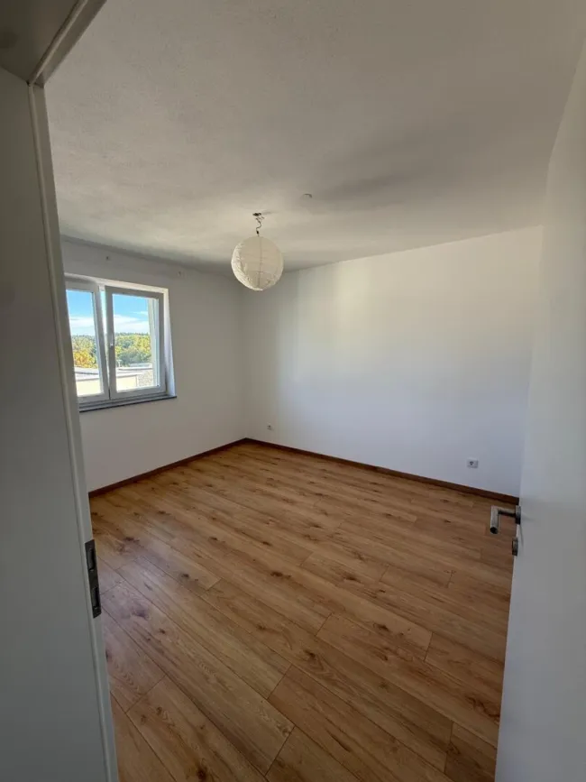 Neuwertige 3-Zi-Wohnung in Moosbach mit Garten im Obergeschoss - Bild