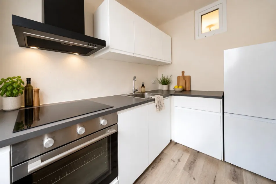 Frisch sanierte & möblierte 2-Zimmer-Wohnung mit Balkon ins Grüne – Graz-Lend - Bild