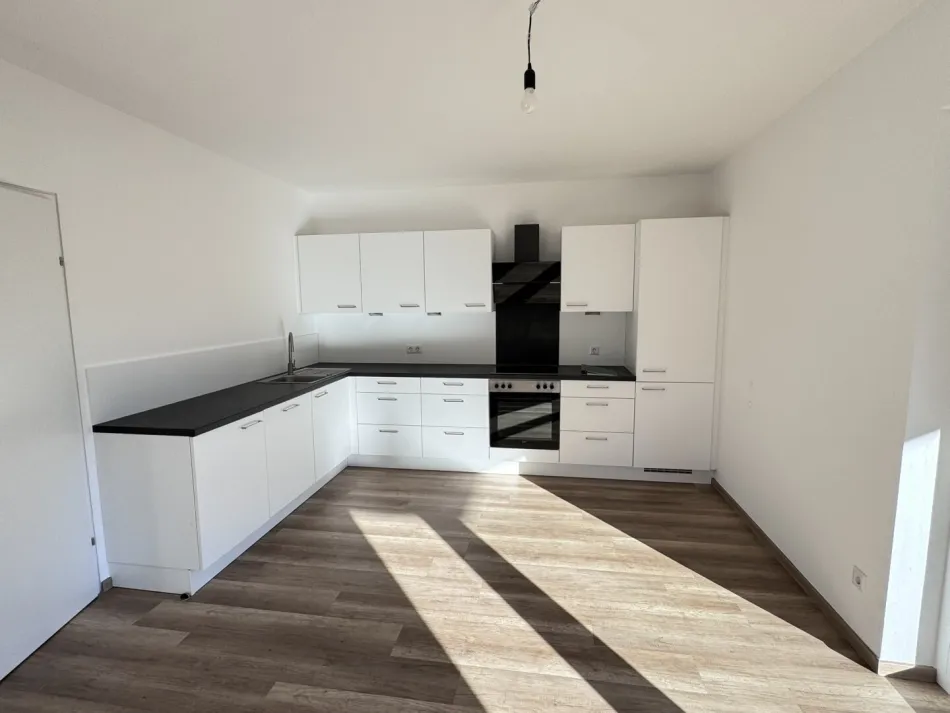 Sonne im Wohnzimmer. Natur vor der Tür. Moderne 4-Zimmer-Mietwohnung mit Südwest-Balkon und zwei Carports in Kirchschlag - Bild