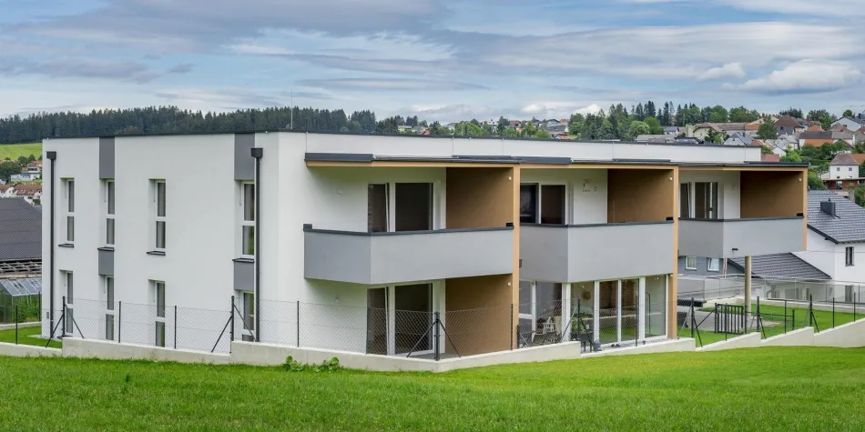 Sonne im Wohnzimmer. Natur vor der Tür. Moderne 4-Zimmer-Mietwohnung mit Südwest-Balkon und zwei Carports in Kirchschlag - Titelbild