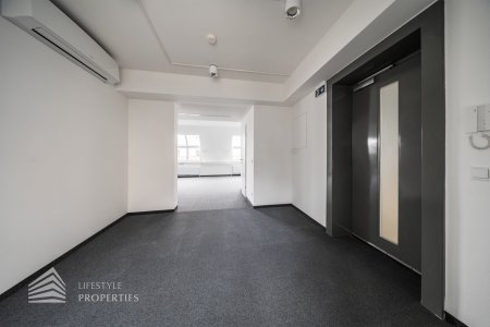 Erstbezug! Renoviertes 4-Zimmer Büro in Toplage