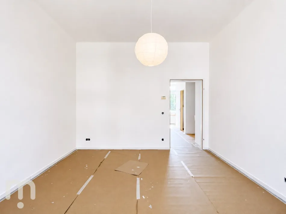 ALTBAU TRIFFT BALKON – frisch sanierte 2-Zimmer-Wohnung mit Lift, Balkon & voll ausgestatteter Küche - Bild