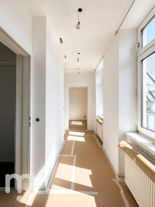 ALTBAU TRIFFT BALKON – frisch sanierte 2-Zimmer-Wohnung mit Lift, Balkon & voll ausgestatteter Küche - Titelbild