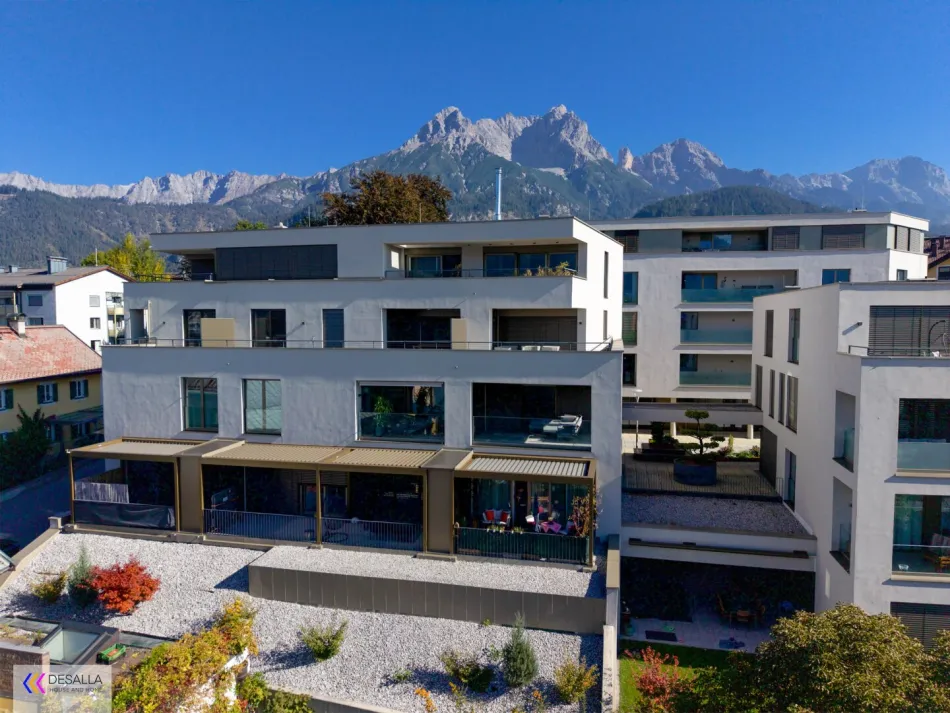 Moderne Wohnung in zentraler Lage mit Tiefgarage Terrasse und Bergblick mitten im Zentrum - Baujahr 2021 - Titelbild