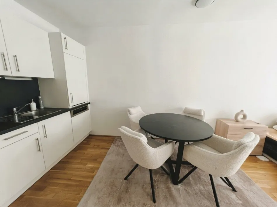 2 Zimmer + großer Balkon – Ihr neues Zuhause ab 1.12. - Bild