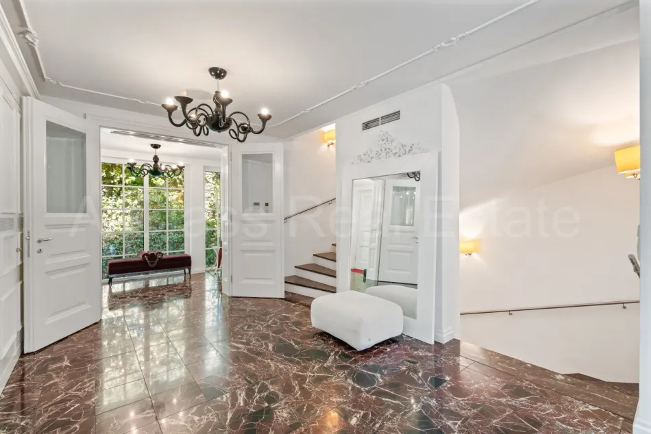 Repräsentative Luxusvilla mit Pool und uneinsichtigem Grundstück in Toplage - Titelbild