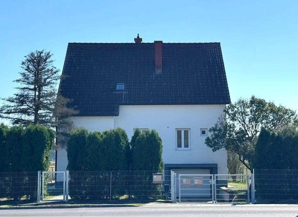 Renoviertes Mehrfamilienhaus in sonniger Ruhelage – Südterrasse, Fernblick, großer Garten & PV-Anlage - Bild