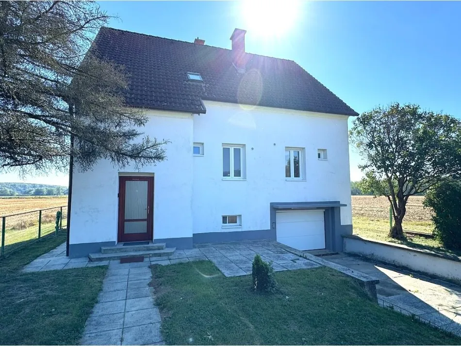Renoviertes Mehrfamilienhaus in sonniger Ruhelage – Südterrasse, Fernblick, großer Garten & PV-Anlage - Bild