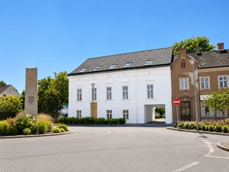 Sonniger Marktplatz mit historischem Rathaus.png