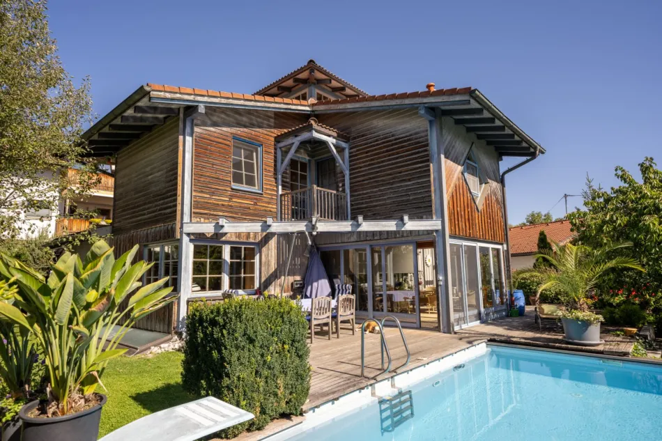 Hier wird Wohnen zum Genuss! Stilvolle Architektenvilla mit Pool in Sonnenlage mit Gartengrundstück - Titelbild