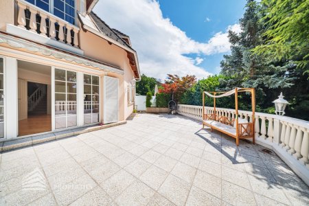 Elegantes Haus mit großzügiger Terrasse und gepflegtem Garten