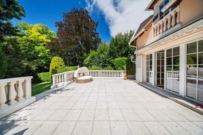 Elegantes Haus mit großzügiger Terrasse und gepflegtem Garten - Bild