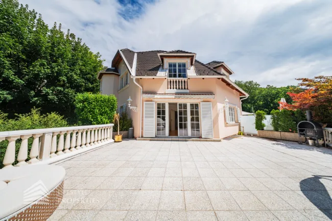 Elegantes Haus mit großzügiger Terrasse und gepflegtem Garten - Titelbild
