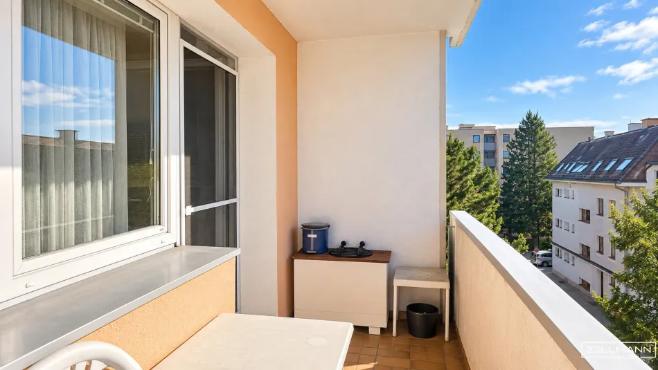 ZWEI ZIMMER, VIEL RAUMGEFÜHL – UND DER WIENERWALD VOR DER LOGGIA | ZELLMANN IMMOBILIEN - Titelbild