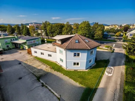 Luftbild Rückseite mit Parkplatz