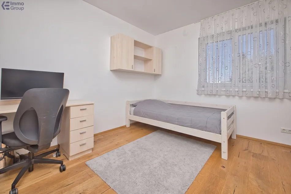 Neubauwohnung mit Eigengarten, zwei Parkplätzen, große Südloggia, top ausgestattet - Bild