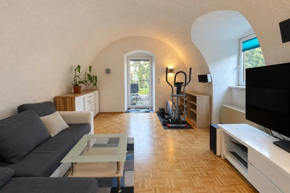Wohnen mit besonderem Charme – Gewölbe-Wohnzimmer und Terrasse nahe dem Mondsee - Titelbild