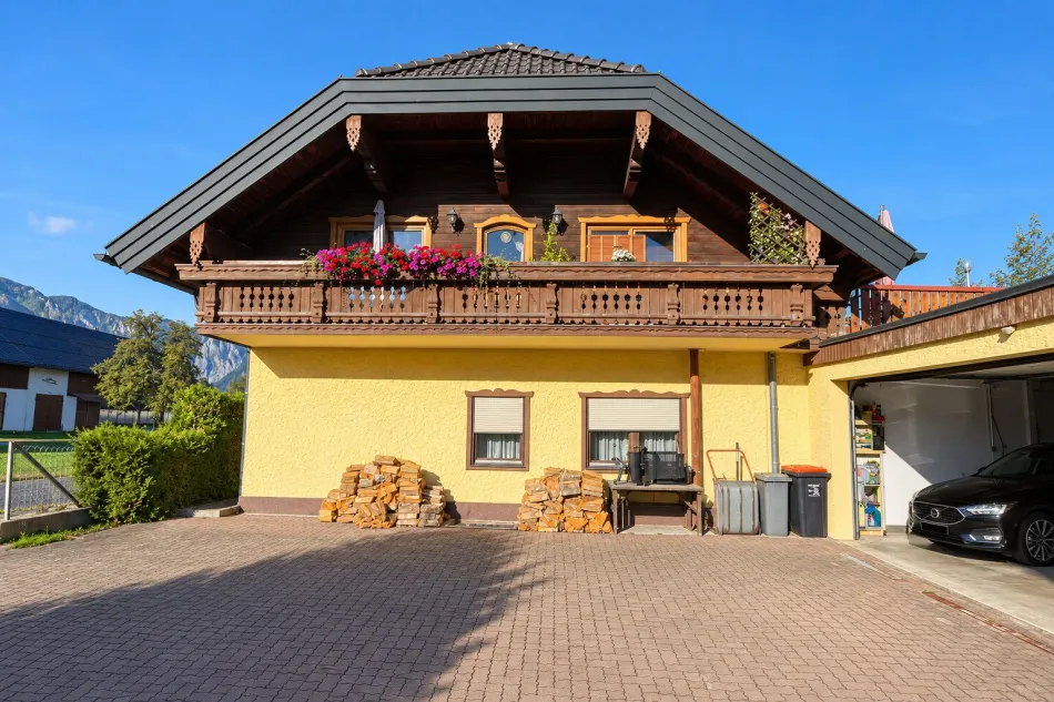 Wohnen mit besonderem Charme – Gewölbe-Wohnzimmer und Terrasse nahe dem Mondsee - Bild