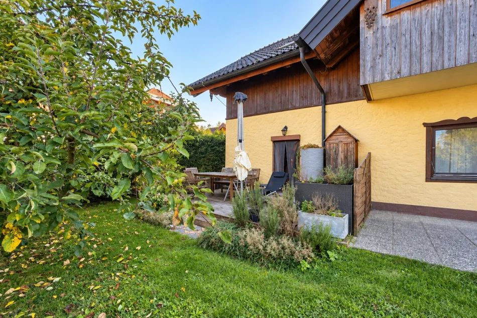 Wohnen mit besonderem Charme – Gewölbe-Wohnzimmer und Terrasse nahe dem Mondsee - Bild