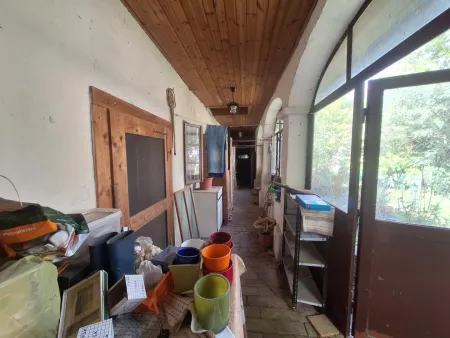 Vorraum hinter den Arkaden hinter dem Wohnhaus