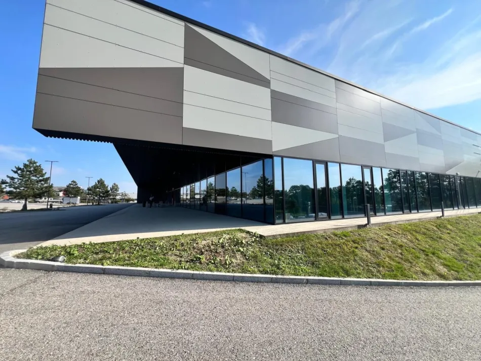 Top Gewerbeimmobilie in Tumeltsham – 6093m², 130 Parkplätze, schlüsselfertig! - Bild