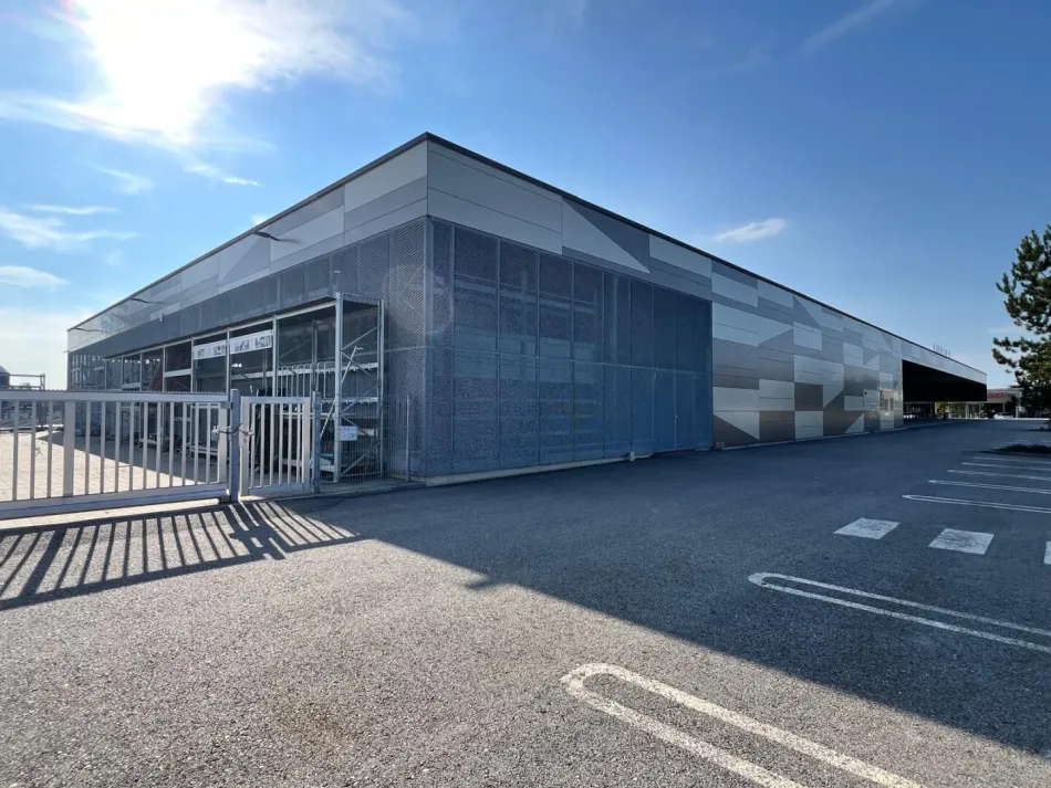 Top Gewerbeimmobilie in Tumeltsham – 6093m², 130 Parkplätze, schlüsselfertig! - Titelbild