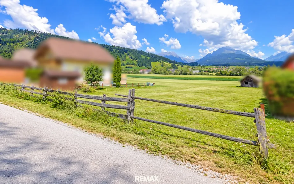 Sonniges Baugrundstück mit Bergpanorama in Mörtelsdorf - Bild