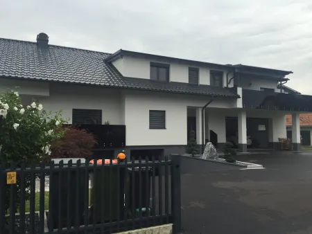 Außensnsicht Haus Setensnsicht Einfahrt