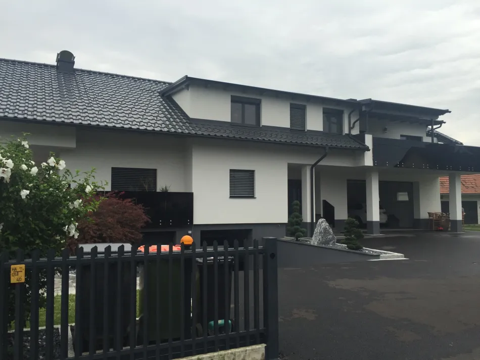 Außensnsicht Haus Setensnsicht Einfahrt