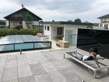 Terasse Westseite mit blick auf Poolhaus u.Pool