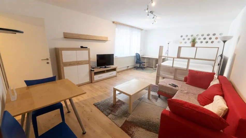 Singlewohnung mit Flair und Fun: Anlage mit großem Garten und Outdoor-Swimmingpool - Bild
