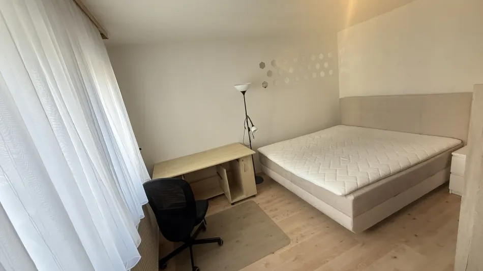 Singlewohnung mit Flair und Fun: Anlage mit großem Garten und Outdoor-Swimmingpool - Bild