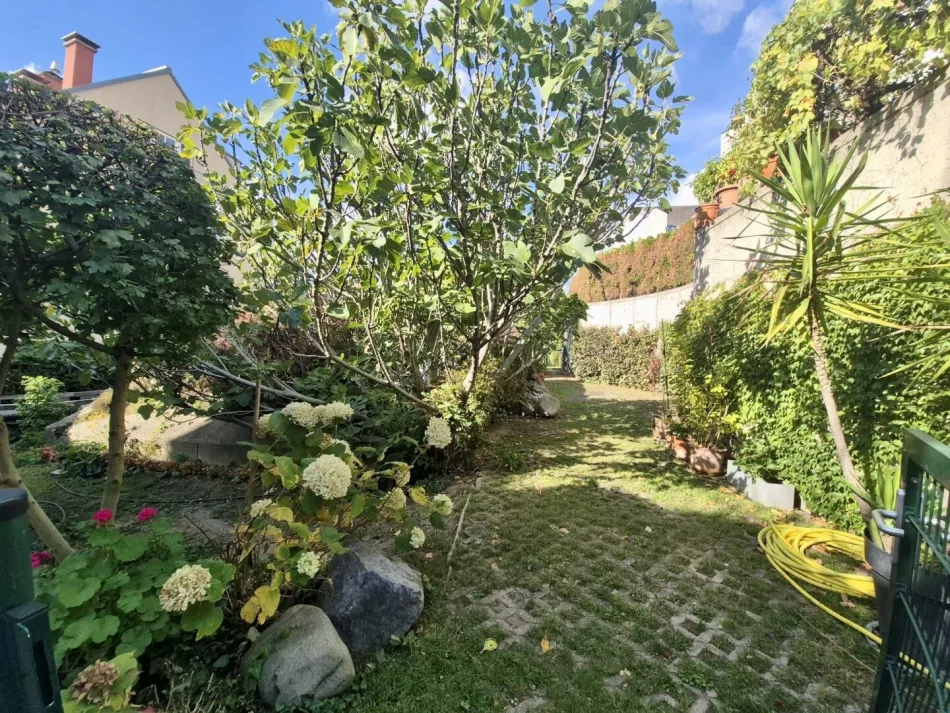 WOHNEN IM GRÜNEN! Neu sanierte 2-Zimmer-Wohnung (53m²) mit idyllischem Gemeinschaftsgarten! - Bild