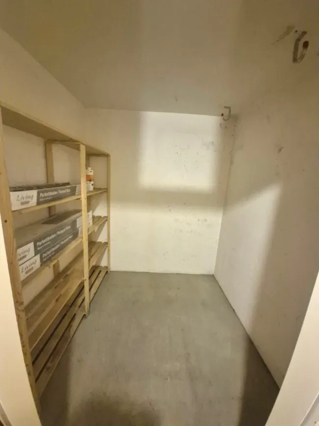 WOHNEN IM GRÜNEN! Neu sanierte 2-Zimmer-Wohnung (53m²) mit idyllischem Gemeinschaftsgarten! - Bild