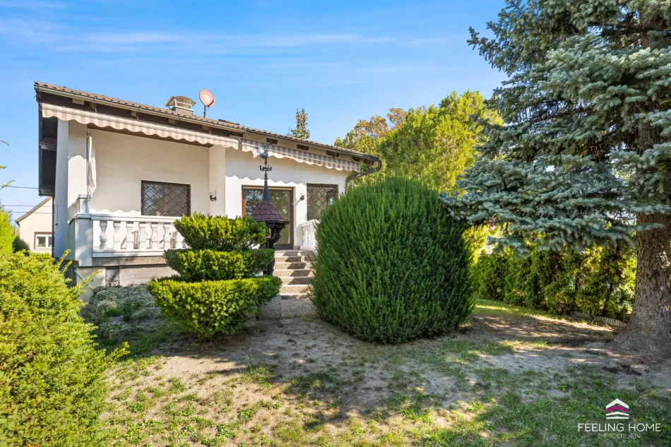 Eckgrundstück mit Ausbaupotenzial: Haus im Bungalowstil, Rohdachboden & große Garage - Titelbild