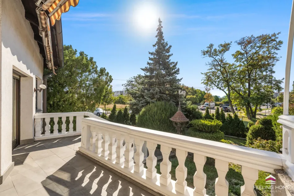 Eckgrundstück mit Ausbaupotenzial: Haus im Bungalowstil, Rohdachboden & große Garage - Bild