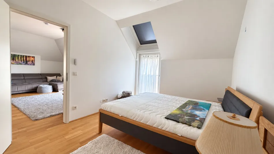 Möblierte 3-Zimmer-Dachgeschoßwohnung mit Balkon, Baujahr 2023 - Bild