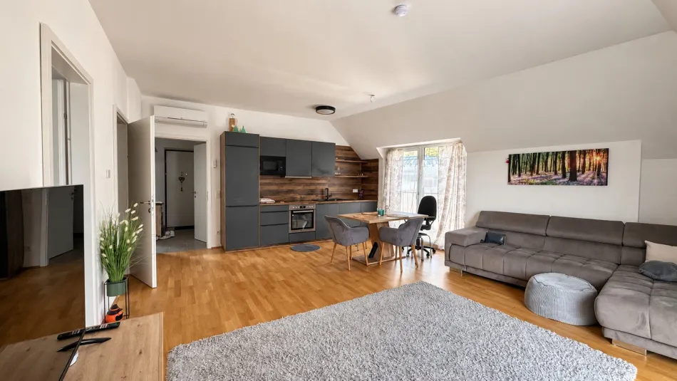 Möblierte 3-Zimmer-Dachgeschoßwohnung mit Balkon, Baujahr 2023 - Titelbild
