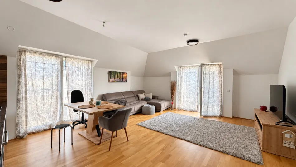 Möblierte 3-Zimmer-Dachgeschoßwohnung mit Balkon, Baujahr 2023 - Bild