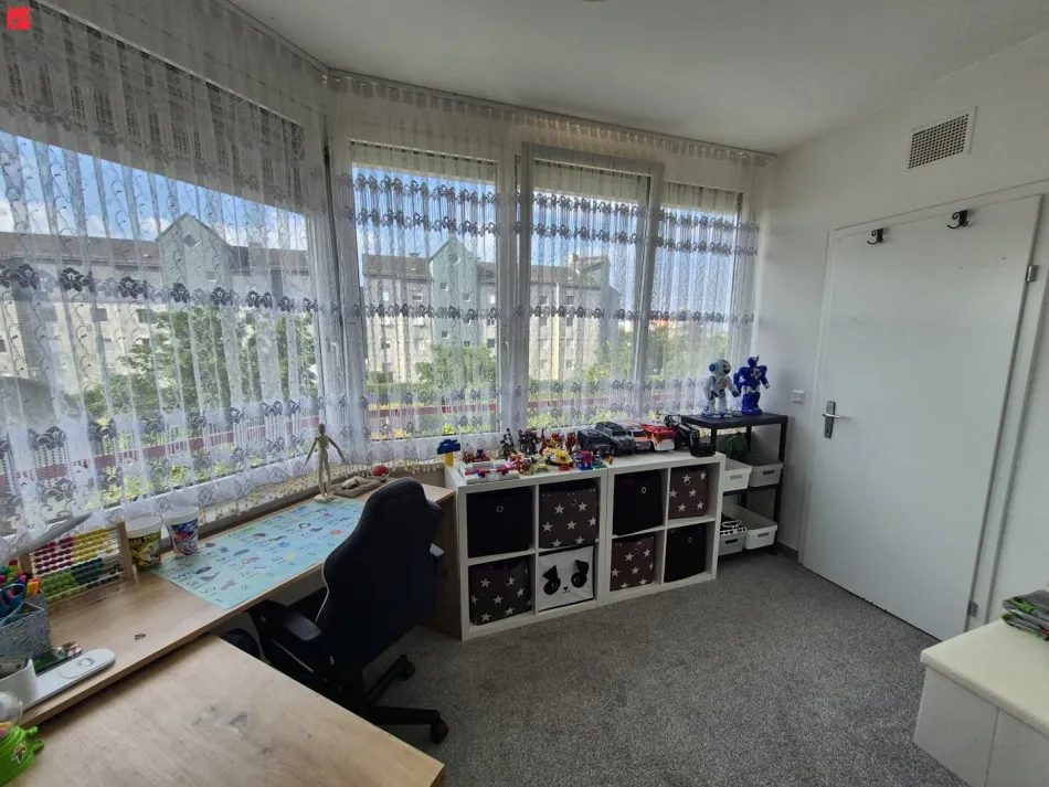 Helle Familienwohnung im Top-Zustand mit südseitiger Loggia - Bild